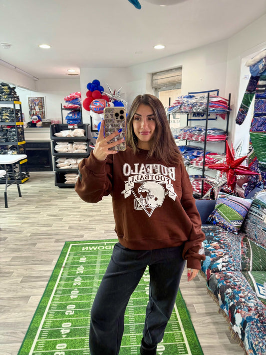 woman wearing oversized crewneck sweatshirt casual outfit